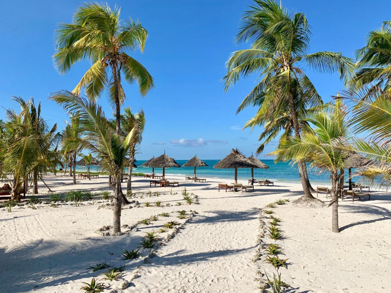 The Sands Beach Resort Bwejuu Exteriör bild