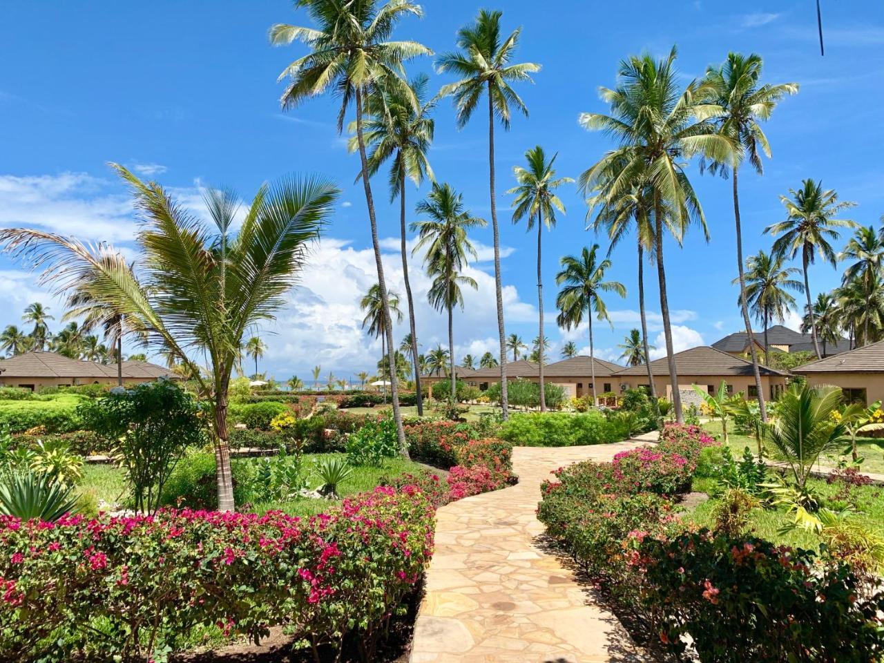 The Sands Beach Resort Bwejuu Exteriör bild