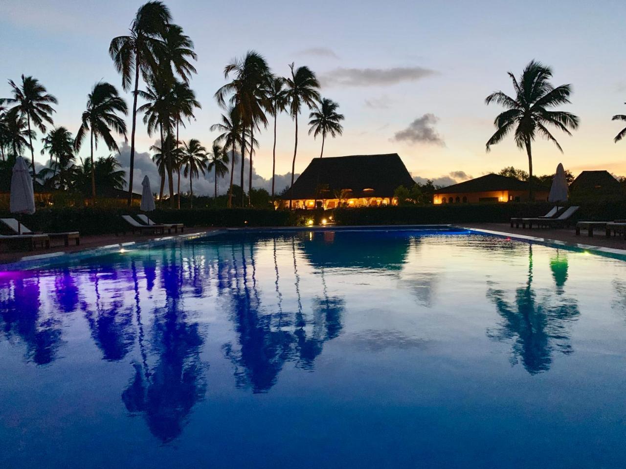 The Sands Beach Resort Bwejuu Exteriör bild